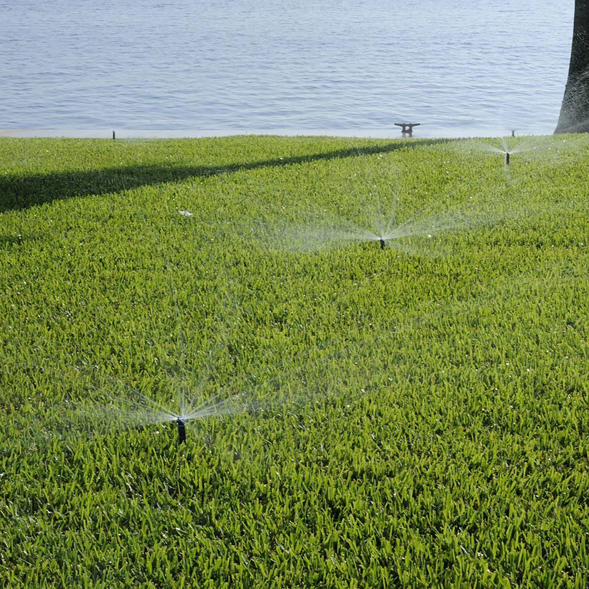 sistema di irrigazione giardino con testina multigetto regolabile rain in funzione su prato verde