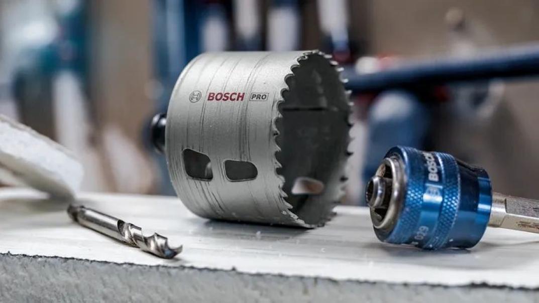 Sega a tazza Bosch Pro Multi Material montaggio su punta trapano Sega a tazza Bosch Pro in uso su cantiere edile con adattatore Power Change