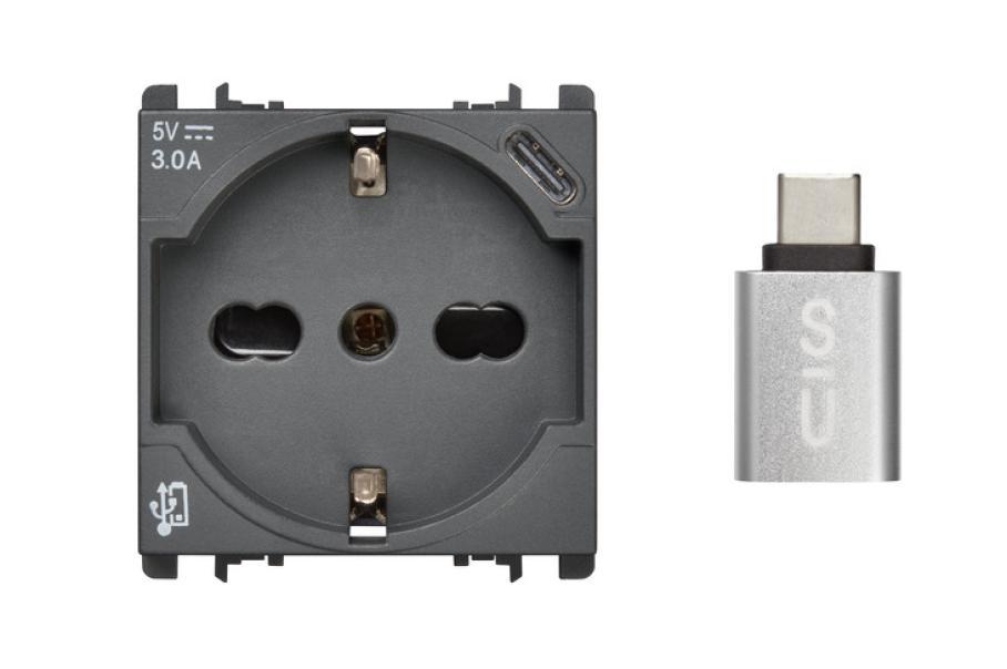 presa elettrica universale schuko con USB URMET 5V 3A per serie civili presa elettrica schuko con porta USB integrata URMET per ricarica rapida in impianti civili