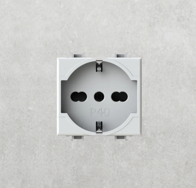 presa elettrica bianca 2P T Matix compatibile Bticino vista frontale presa elettrica 2P T Matix bianca 16A compatibile Bticino vista frontale