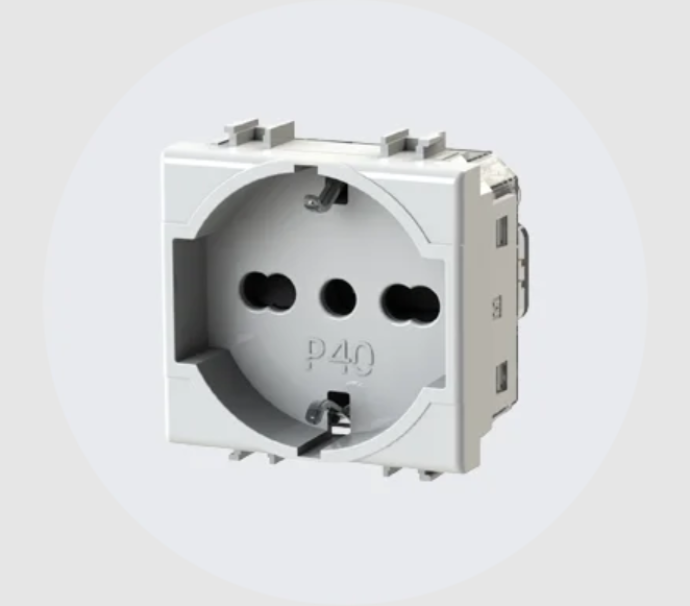 presa elettrica bianca 2P T Matix compatibile Bticino vista frontale presa elettrica 2P T Matix bianca 16A compatibile Bticino vista frontale