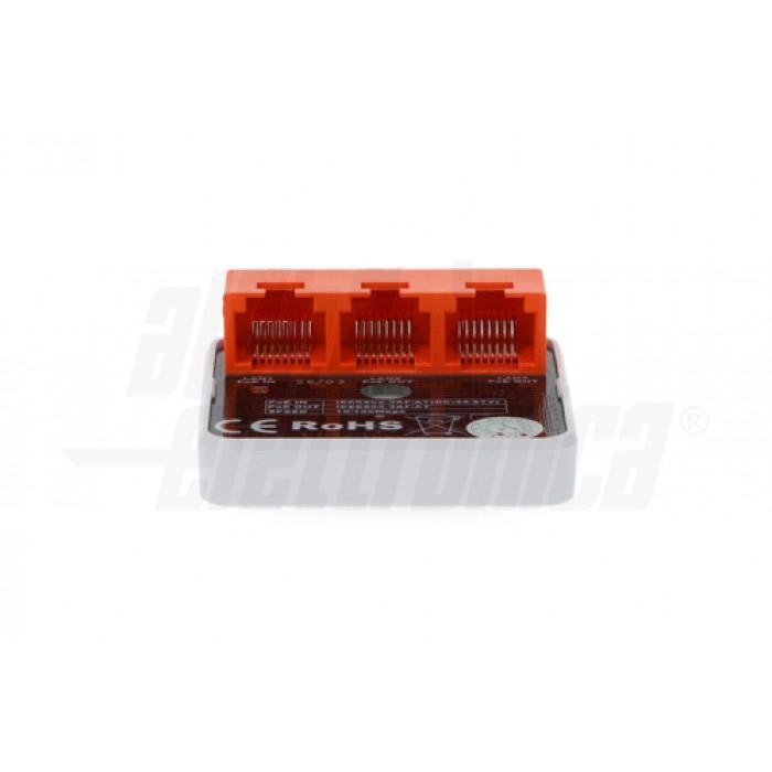 Dettaglio porte di rete PoE Extender Fast Ethernet compatto Extender PoE Fast Ethernet ALPHA ELETTRONICA tre porte RJ45 su involucro compatto