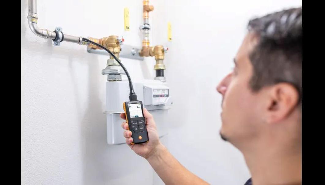 Ispezione rilevatore fughe gas Testo Ex su tubazioni Manutentore controlla tubazioni con rilevatore fughe gas Testo Ex e sonda flessibile