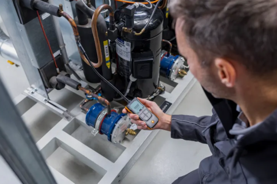 tecnico utilizza cercafughe Testo su impianto industriale di refrigerazione