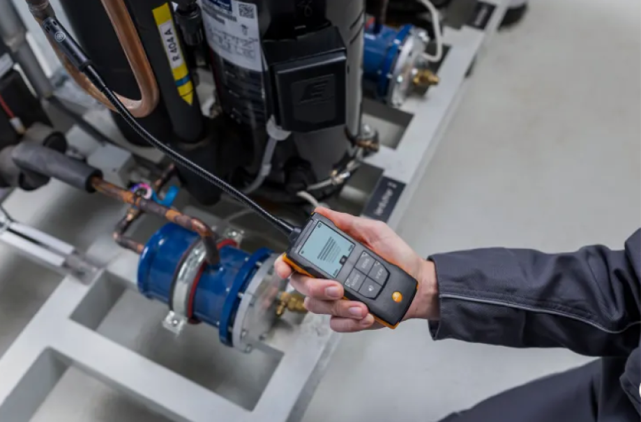 zoom su cercafughe Testo per controllo fughe gas refrigerante vicino compressore