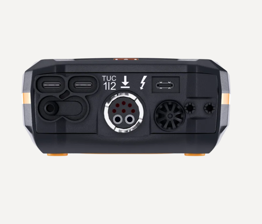 Dettaglio connessioni analizzatore combustione Testo 320 con porta USB-C e attacchi sonde