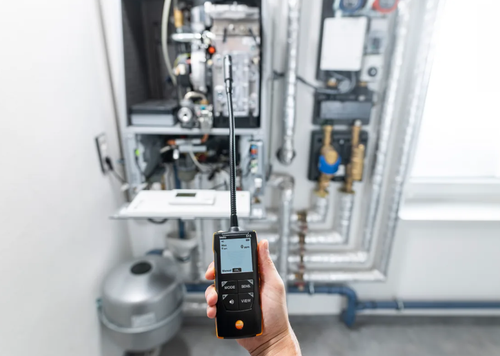 Rilevazione perdite gas con strumento Testo su impianti Utilizzo cercafughe gas Testo rilevatore di perdite professionale per la sicurezza impianti termotecnici