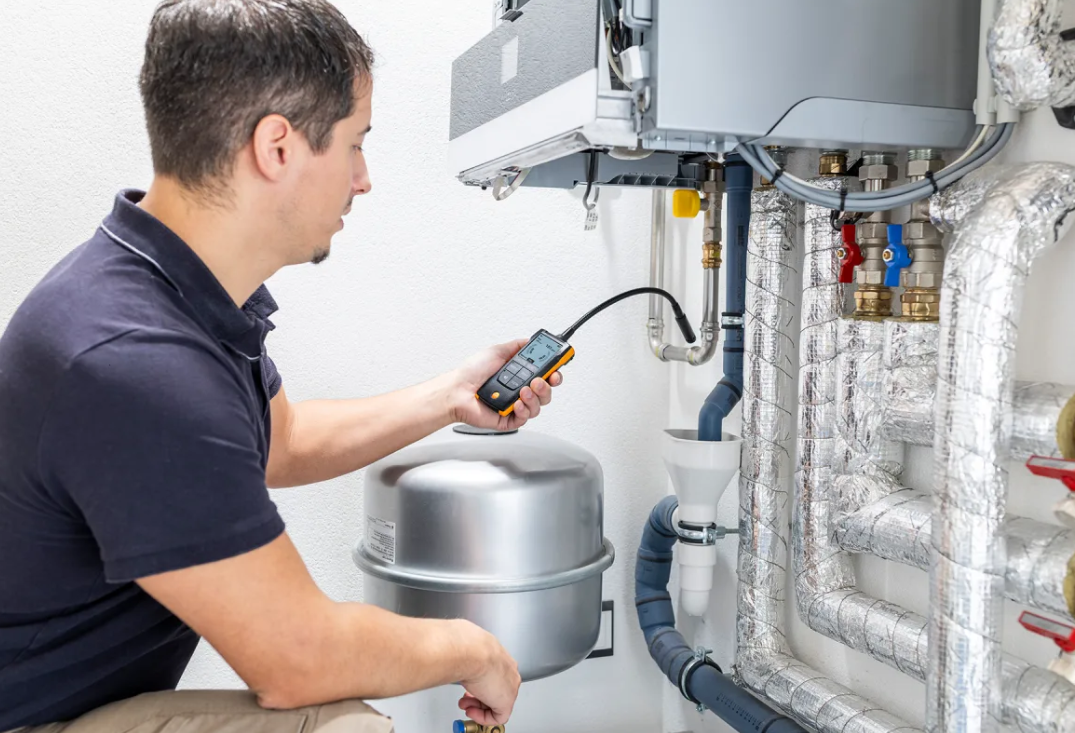 Verifica perdite gas impianti con cercafughe Testo professionale Tecnico manutentore verifica fughe gas con cercafughe Testo in ambiente tecnico industriale e domestico