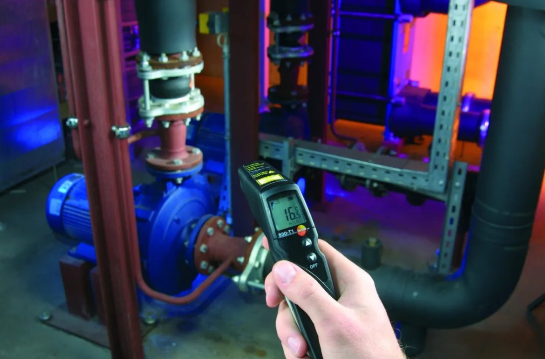 misurazione temperatura superfici industriali con pirometro Testo 830-T1 a infrarossi utilizzo pirometro a infrarossi Testo 830-T1 su impianto industriale per rilevamento temperatura tubazioni