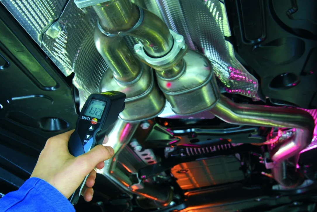 rilevamento temperatura scarico metallico con pirometro Testo 830-T1 professionale pirometro a infrarossi Testo 830-T1 in applicazione su sistema di scarico per controllo termico