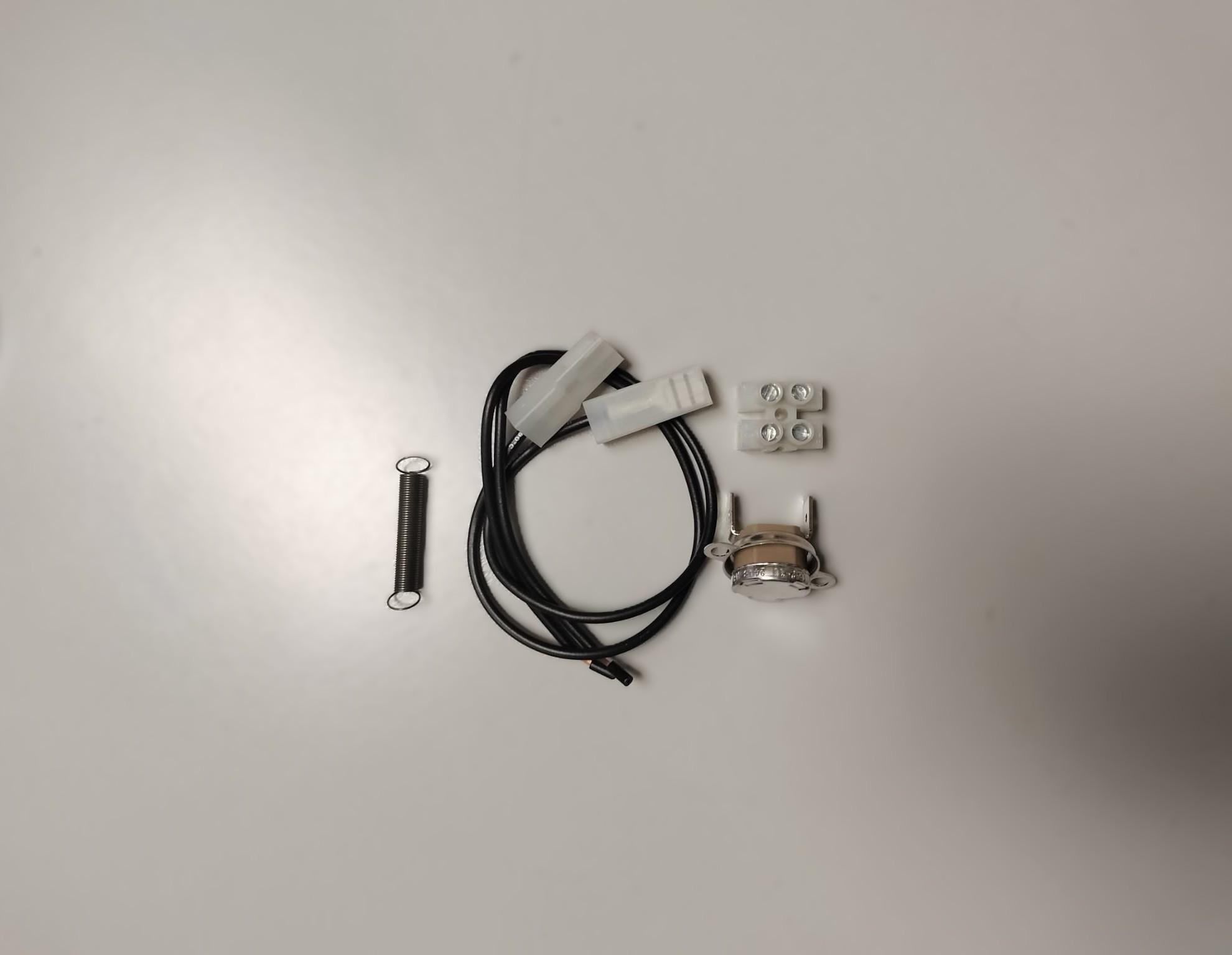 termostato contatto bimetallico G.T. Comis per fan coil installazione semplice termostato a contatto bimetallico per fan coil G.T. Comis con molla e fili di collegamento
