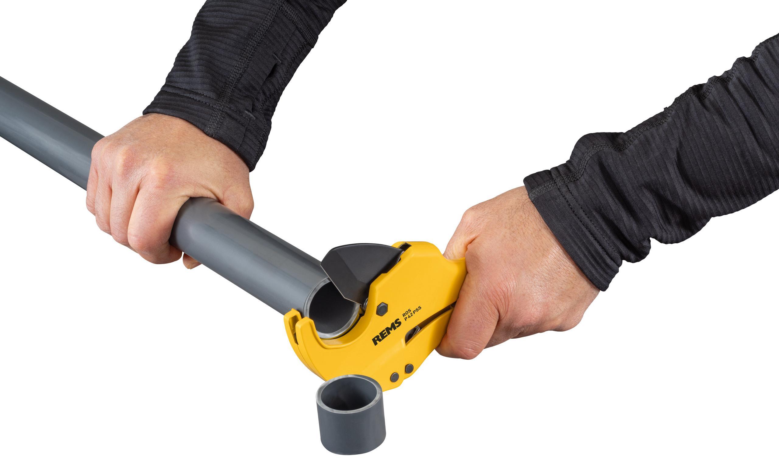 Cesoia REMS ROS P 42 PSS utilizzo su tubo plastica Cesoia REMS ROS P 42 PSS in uso su tubo di plastica grigia con impugnatura ergonomica