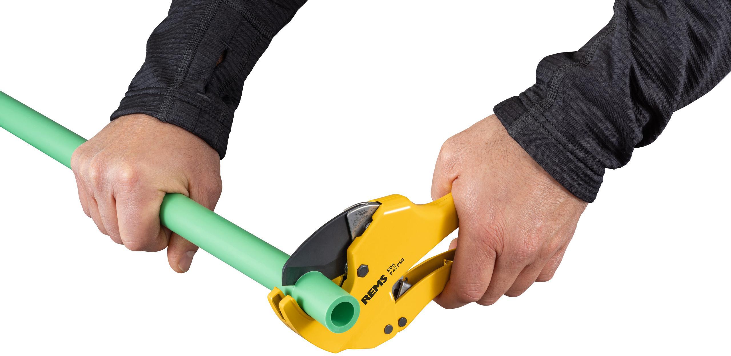 Cesoia REMS ROS P 42 PSS taglio tubo multistrato Cesoia REMS ROS P 42 PSS taglio preciso su tubo multistrato verde con una sola mano